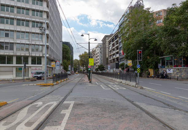 pusta ulica meclis-i mebusan z torami tramwajowymi w stambule, turcja - taxi sign public transportation sign station zdjęcia i obrazy z banku zdjęć