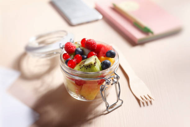 zero waste lunch fruits salad in a glass container - blueberry fruit berry berry fruit imagens e fotografias de stock