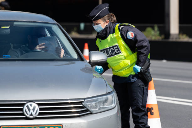 francuski punkt kontrolny policji z powodu środka ograniczającego covid-19 - security barrier zdjęcia i obrazy z banku zdjęć