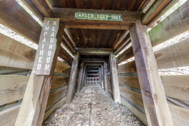 ingresso alla miniera di san cristobal, una vecchia miniera abbandonata di mercurio, nel parco della contea di almaden quicksilver. - 1866 foto e immagini stock