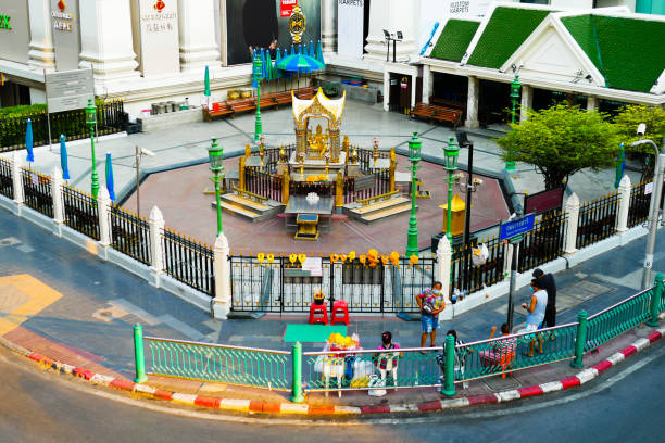 erawan shrine (thao maha phrom shrine) - erawan imagens e fotografias de stock