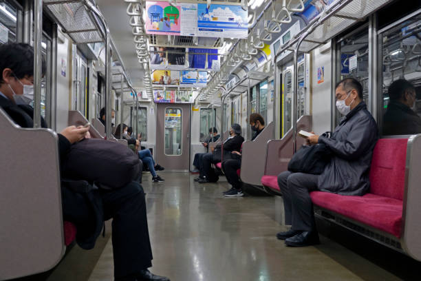 les japonais gardent la distanciation sociale dans le train. - japan tokyo prefecture city women photos et images de collection