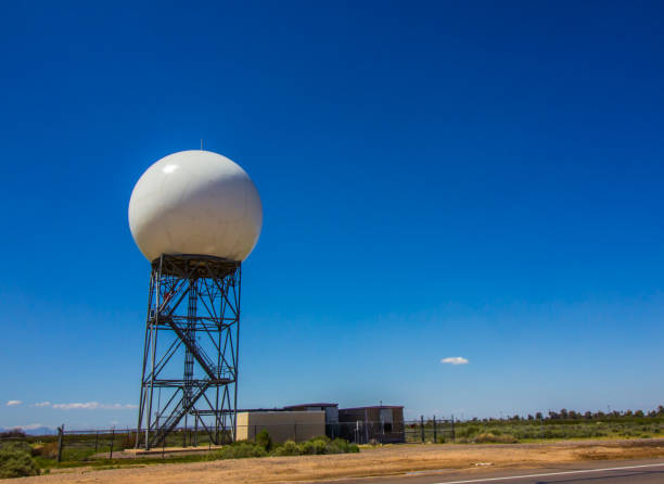 doppler pogoda radar station z soccer shaped dome - shap zdjęcia i obrazy z banku zdjęć