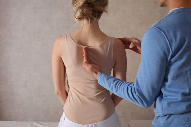 mujer que tiene ajuste quiropráctico de la espalda / tratamiento de fisioterapia. corrección de la postura de la escoliosis para la paciente femenina . - posture fotografías e imágenes de stock