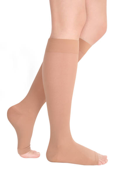 pantorrillas cerradas. hosiery de compresión. medias médicas, medias, calcetines, pantorrillas y mangas para las venas varicosas y la terapia de venosa. tejidos clínicos. calcetín para deportes aislados sobre fondo blanco - medias de liga fotografías e imágenes de stock