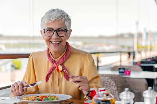 attraktive kaukasische geschäftsfrau sitzt im restaurant und isst mittagessen. - smart casual occupation casual healthy eating stock-fotos und bilder