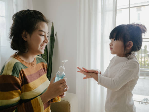 손 소독제를 사용하는 방법을 아기를 가르치는 부모 - baby wipe rubbing cleaning human hand 뉴스 사진 이미지