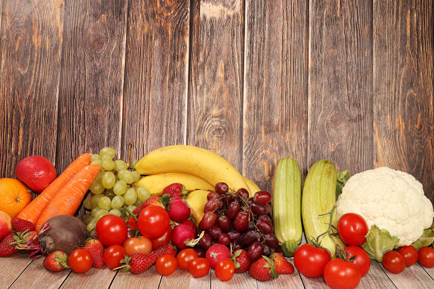 verduras, frutas sobre un fondo de madera. el concepto de alimentos saludables y naturales para mejorar la inmunidad, estilos de vida saludables, vitaminas, dieta desintoxicante. estandarte de verano, - vegetable vitamin a tomato vitamin c fotografías e imágenes de stock