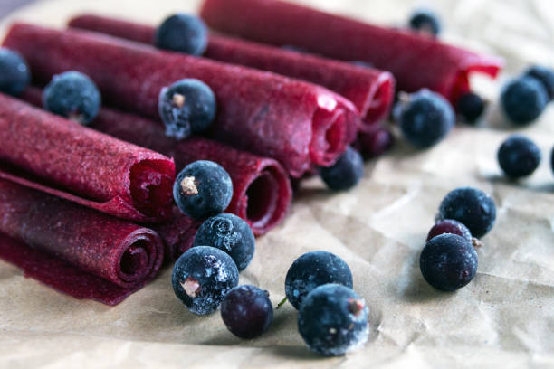 pastilles de frutas artesanais com groselha preta em papel artesanal. lanches naturais e saudáveis. sem açúcar, saudável, doce. - pastilles - fotografias e filmes do acervo