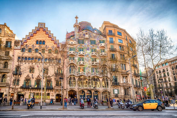 taxi devant casa batllo et casa amatller à passeig de gracia à barcelone au coucher du soleil - barcelona antonio gaudi casa battlo spain photos et images de collection