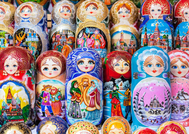 matryoshka de poupée en bois russe. le souvenir traditionnel de la russie est une poupée niche. - russian nesting doll doll russian culture nobody photos et images de collection