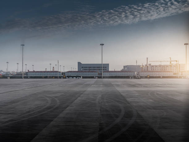 pista vuota dell'aeroporto - runway airport airfield asphalt foto e immagini stock