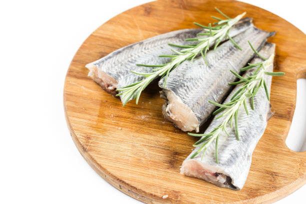 生のハケ魚の新鮮なローズマリーの枝 - rosemary herb isolated ingredient ストックフォトと画像