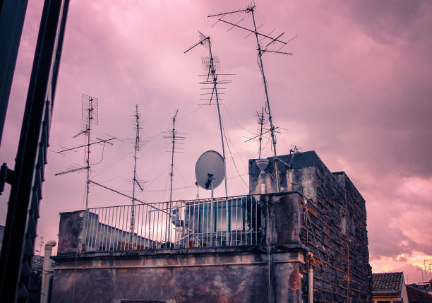 multiple tv antennas on the roof top - television aerial roof antenna city imagens e fotografias de stock