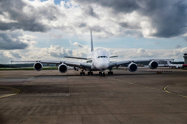 vista frontal del avión aterrizado en el aeropuerto internacional de londres gatwick - landed airplane travel commercial airplane fotografías e imágenes de stock