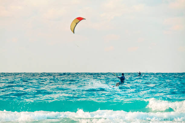 kiteboarder kitesurfer atleet het uitvoeren van kitesurfen kiteboarding trucs unhoocked - morocco brazil stockfoto's en -beelden