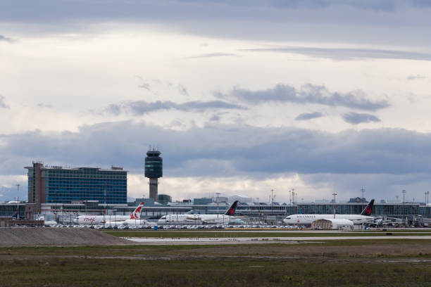 에어캐나다 항공기는 covid-19 코로나바이러스 전염병으로 인해 항공 여행이 전 세계적으로 감소하는 동안 yvr 공항과 함께 활주로에 주차했습니다. - vancouver international airport 뉴스 사진 이미지