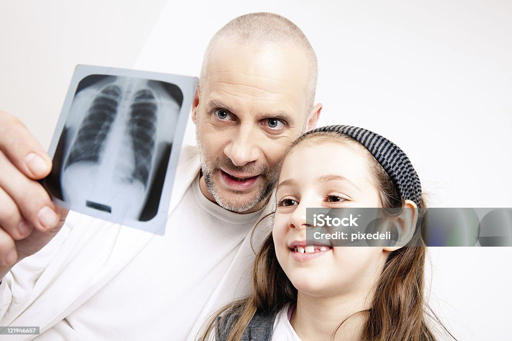 Menina e o médico - Foto de stock de Criança royalty-free