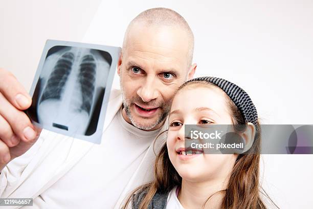Foto de Menina E O Médico e mais fotos de stock de Criança - Criança, Imagem de raios X, Exame Médico - Procedimento Médico