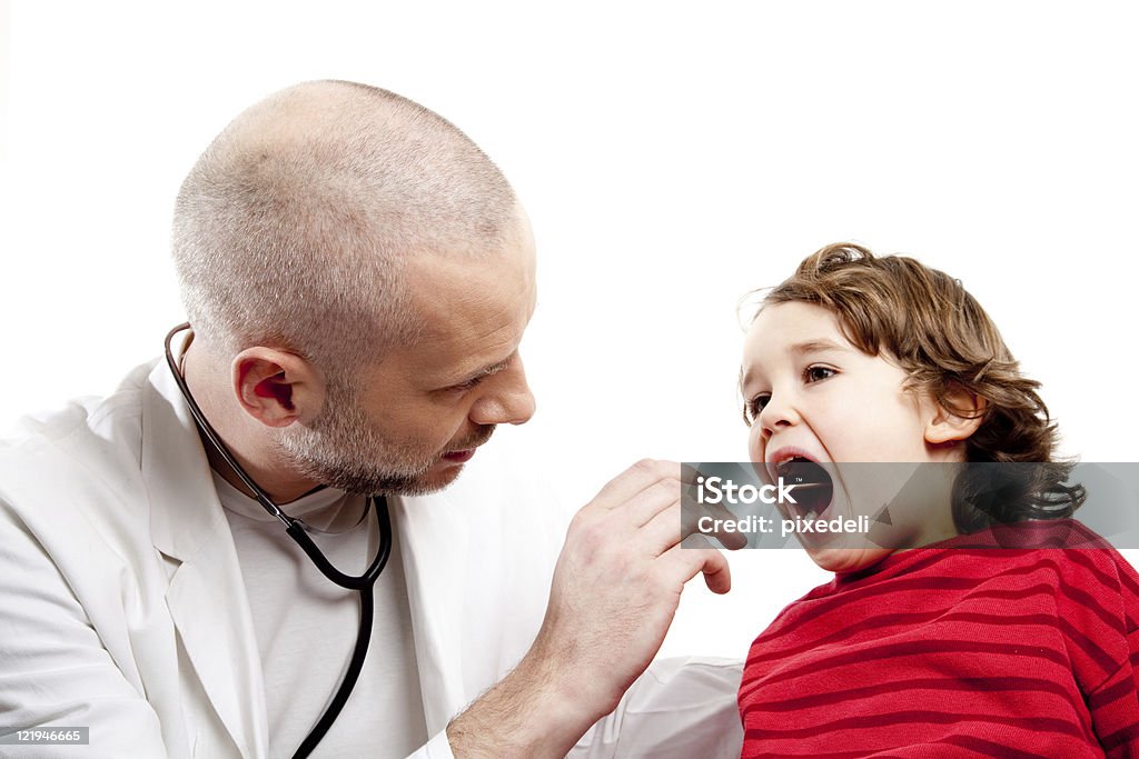 Petit garçon et le médecin - Photo de 4-5 ans libre de droits