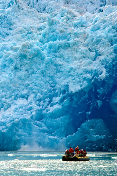アラスカのボートで氷河に氷山を落ちる - glacier alaska iceberg melting ストックフォトと画像