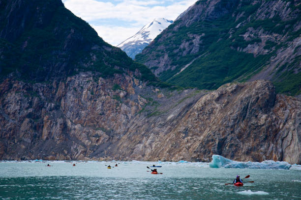 アラスカの山と氷河湾国立公園でのカヤック - glacier bay national park ストックフォトと画像