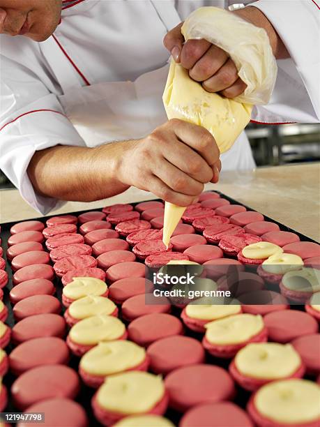 Photo libre de droit de Chef Faisant Macarons banque d'images et plus d'images libres de droit de Macaron - Macaron, Chef cuisinier, Fabriquer