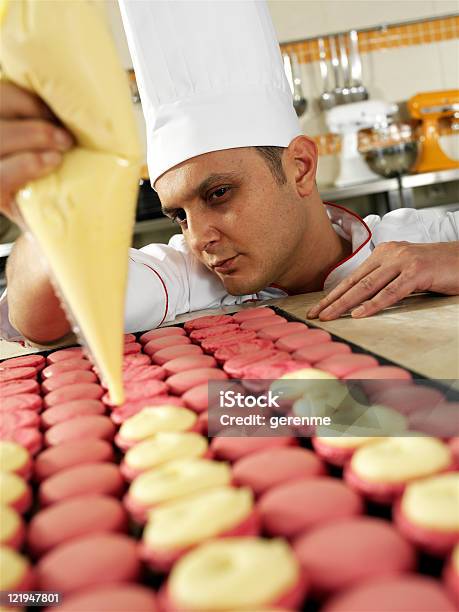 Chef Que Macarons Foto de stock y más banco de imágenes de Galleta de almendra - Galleta de almendra, Masa - Comida, Panadería