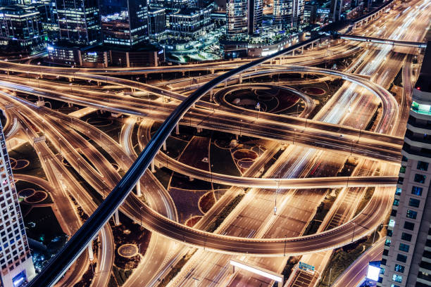 vista aerea del traffico di oltrepasso, metropolitana e città di notte - night cityscape dubai long exposure foto e immagini stock