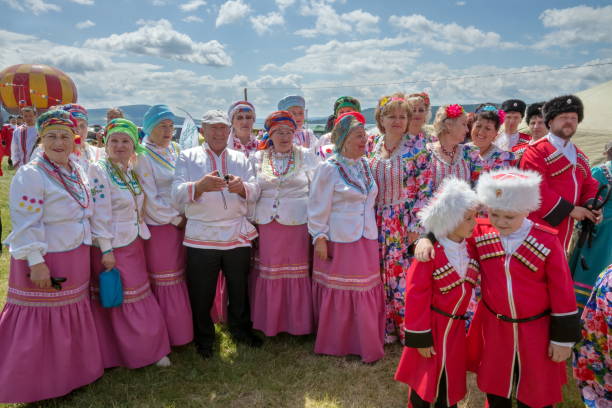 코사크의 러시아 민속 의상을 입은 축제 참가자들은 음악과 민족 축제 카라태그 기간 동안 클리어링에 서 있습니다. - people russia indigenous culture women 뉴스 사진 이미지