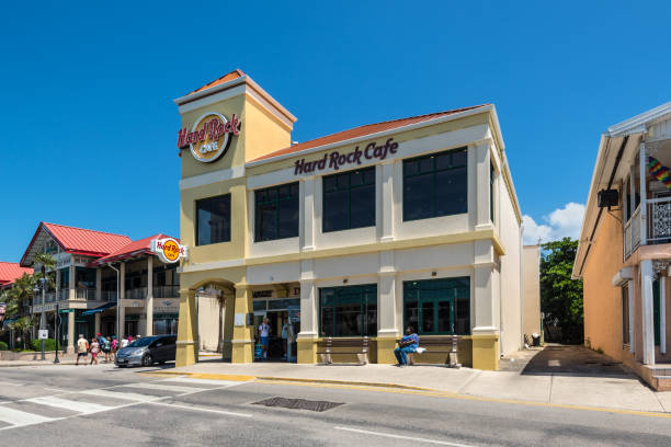 the hard rock cafe in george town of grand cayman, bhi - cayman islands street georgetown cayman islands grand cayman stock-fotos und bilder