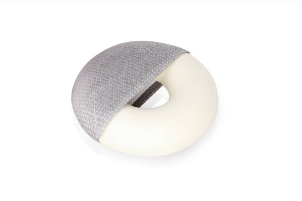 cuscino ortopedico per sedie. cuscino rotondo per la salute e lo yoga con un effetto memoria. cuscino per sedili per cure mediche. medical donut pillow tampone di trattamento emorroide isolato su sfondo bianco. rendering 3d - bagel bread isolated circle foto e immagini stock