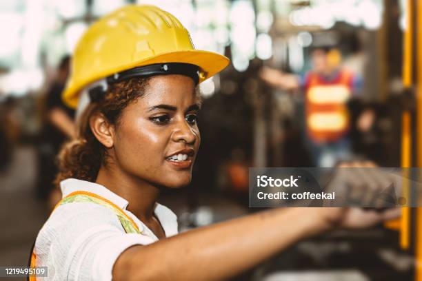 美國黑人婦女青少年工人在工業工廠用重型鋼機工作 照片檔及更多 非洲人 照片 - 非洲人, 女人, 工地安全帽
