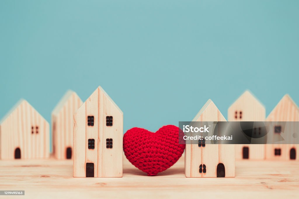 Love heart between two house wood model for stay at home for healthy community together concept. - Royalty-free Vizinho Foto de stock