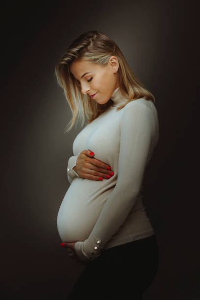 młoda w ciąży atrakcyjna kobieta - standing family golf loving zdjęcia i obrazy z banku zdjęć