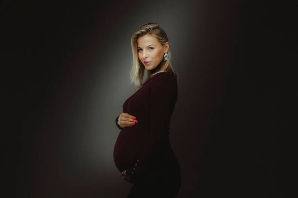 młoda w ciąży atrakcyjna kobieta - standing family golf loving zdjęcia i obrazy z banku zdjęć