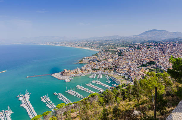 pueblo castellamare del golfo. palermo. sicilia. italia - trapani sicily erice sky fotografías e imágenes de stock