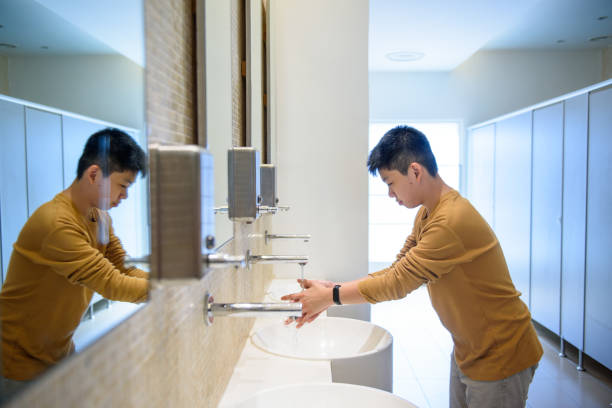 ragazzo che si lava le mani con sapone - wash stand foto e immagini stock