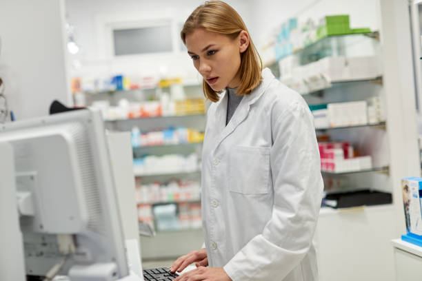 Pharmacist Using A Computer 2,000+ Pharmacy Computer Screen Stock Photos, Pictures & Royalty-Free ...