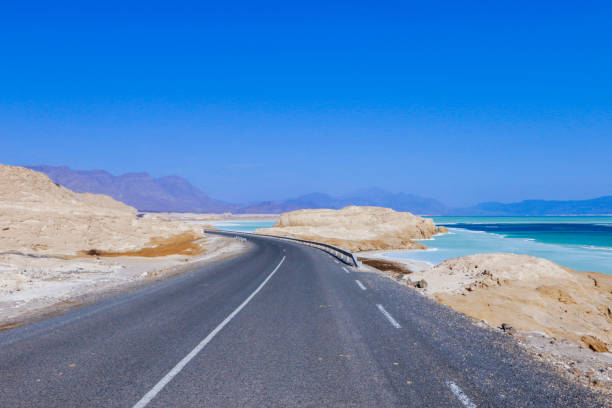 アサル湖への道,ジブチ - djibouti ストックフォトと画像