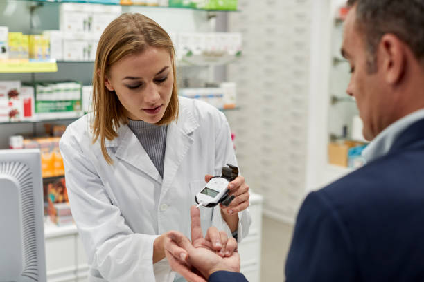 una enfermera está haciendo una prueba de azúcar para la diabetes a un paciente. - diabetes hypoglycemia insulin medical exam fotografías e imágenes de stock