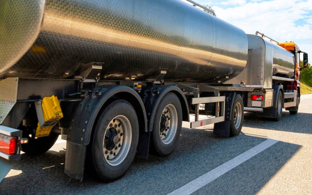 スイス道路上のタンカー貯蔵船 - semi skimmed milk ストックフォトと画像