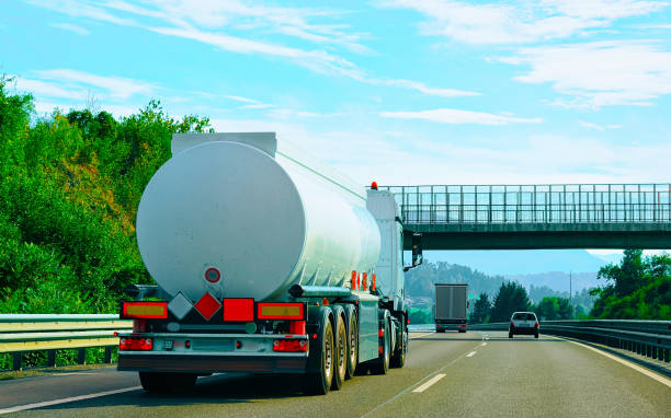 ポーランドのアスファルト高速道路でホワイトタンカートラック - truck fuel tanker chemical transportation ストックフォトと画像