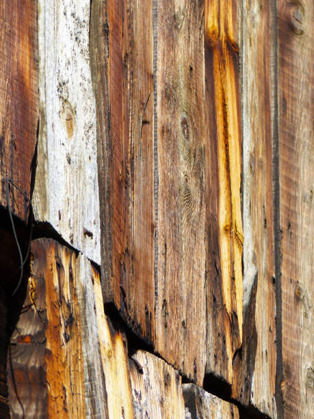 dettaglio della casa in legno. vecchie doghe di legno con colori diversi. os de civis, catalogna - knotted wood plank wall abstract texture foto e immagini stock