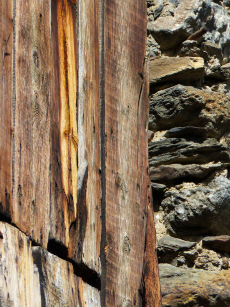 dettaglio della casa in legno. vecchie doghe di legno con colori diversi. os de civis, catalogna - knotted wood plank wall abstract texture foto e immagini stock