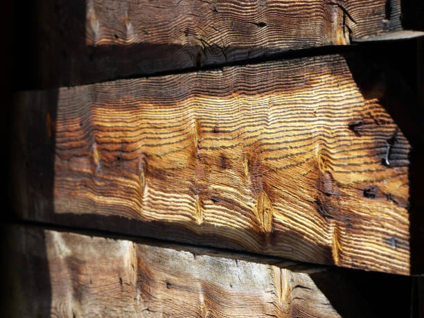 dettaglio della casa in legno. vecchie doghe di legno con colori diversi. os de civis, catalogna - knotted wood plank wall abstract texture foto e immagini stock