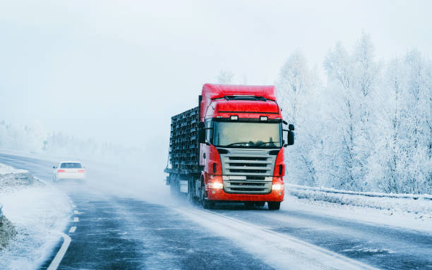 핀란드 라플란드의 눈 덮인 겨울 도로에 트럭 - driveway winter white horizontal 뉴스 사진 이미지