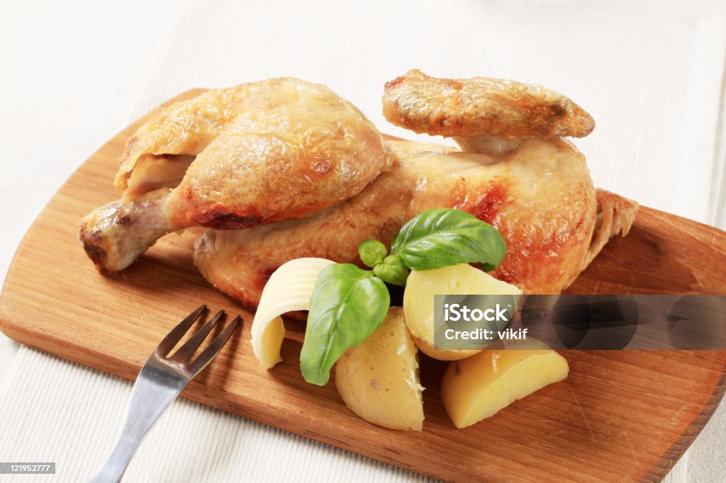 Жареный Цыпленок и новый картофель - Стоковые фото Базилик роялти-фри