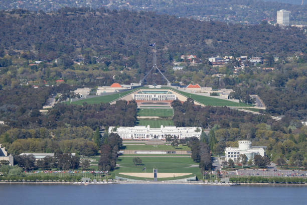 здание парламента канберры - city urban scene canberra parliament house australia стоковые фото и изображения