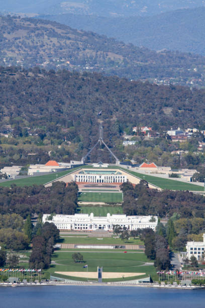 здание парламента канберры - city urban scene canberra parliament house australia стоковые фото и изображения